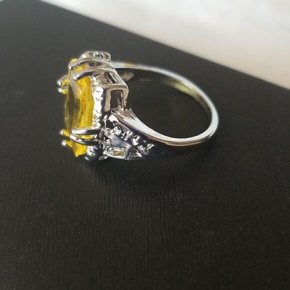 Size 9 clear yellow stone with silvertone band - Picture 3 of 7